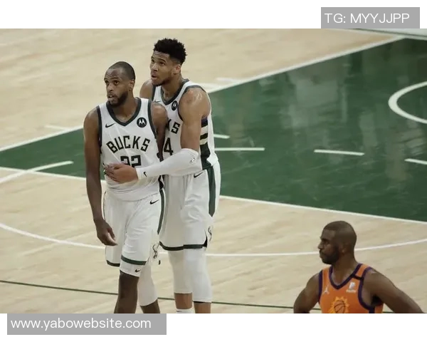 米德尔顿谈字母在篮下表现期待制造进攻犯规的精彩瞬间 米德尔顿谈字母在篮下表现期待制造进攻犯规的精彩瞬间