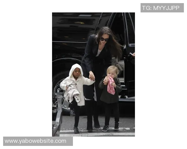 兰德尔娇妻现身主场为老公助威身材保持完美紫色大衣引人注目